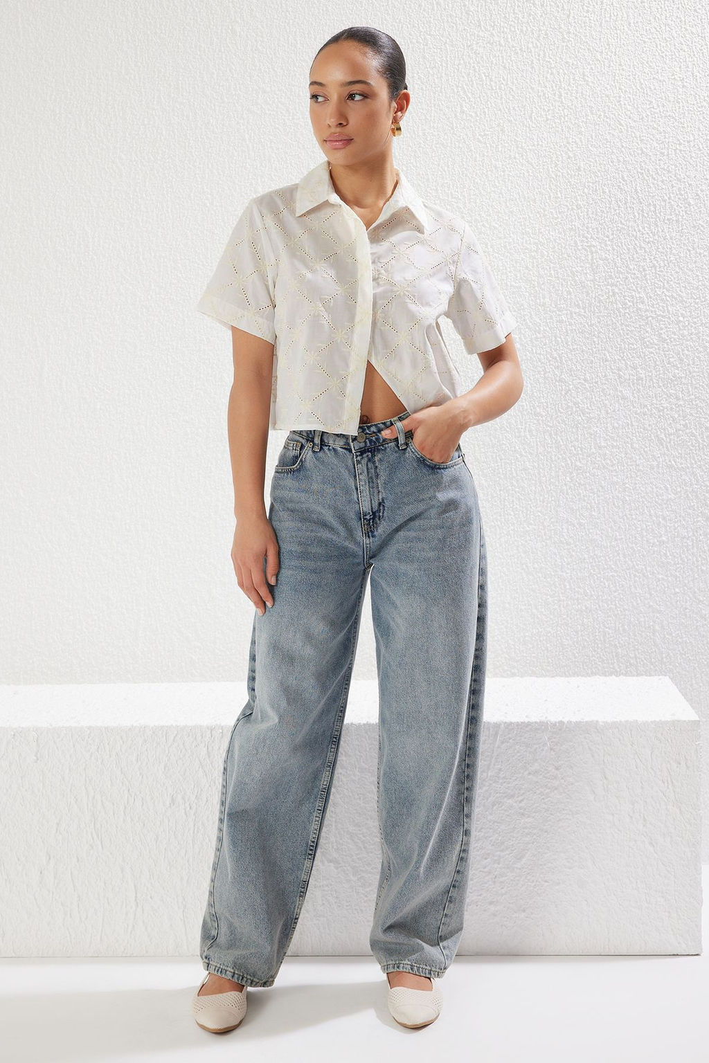 TRENDYOLMILLA Beyaz Brode Kumas K?sa Kol Regular Normal Kal?p Dokuma Crop Gomlek TWOSS25GO00082 фото 3