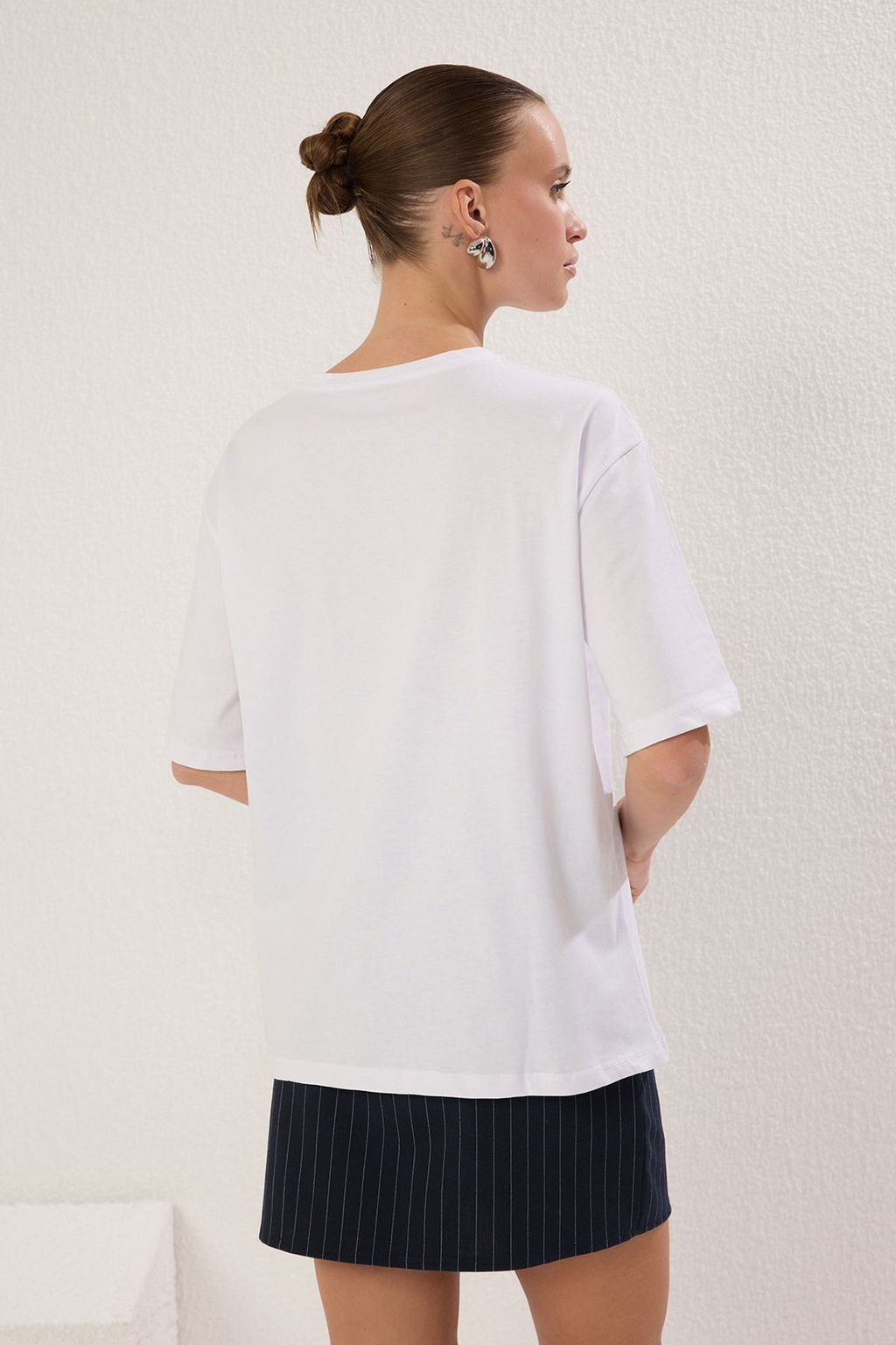 TRENDYOLMILLA Ekru %100 Pamuk Slogan Bask?l? Oversize/Genis Kesim Orme T-Shirt TWOSS25TS00179  фото 8