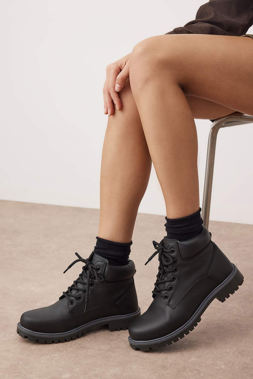 Trendyolmilla Shoes Siyah Bagc?kl? K?sa Duz Topuklu Kad?n Bot 
TAKAW25BO00046  фото 2