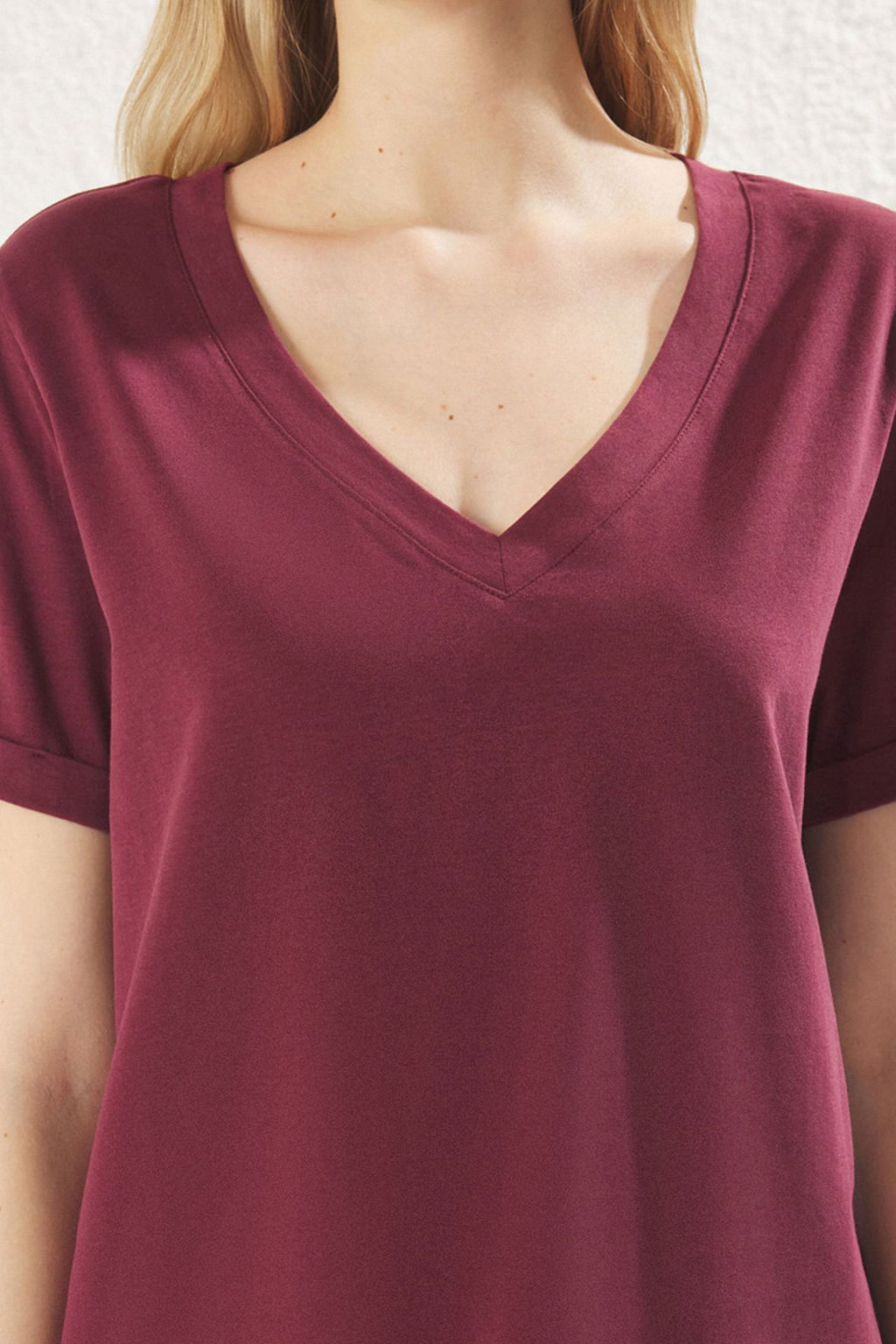 Bordo %100 Suprem V Yaka K?sa Kol Regular/Basic Orme T-Shirt TWOSS25TS00005