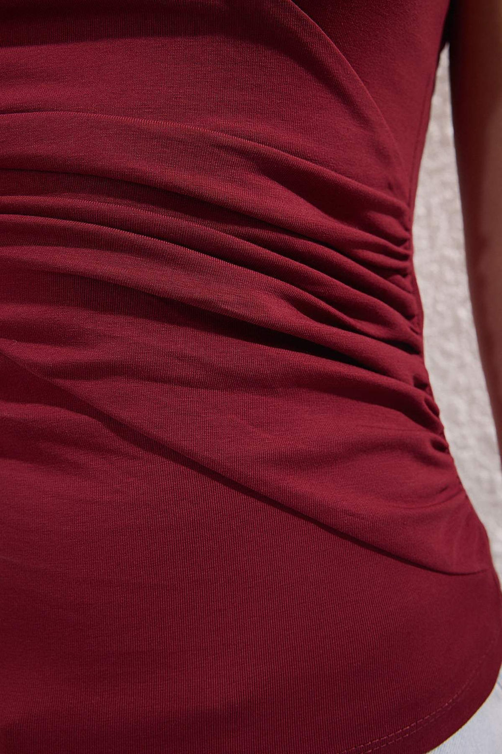 Bordo Kol Burgu Detayl? Buzgulu Asimetrik Yaka Esnek Orme Bluz TWOSS25BZ00569