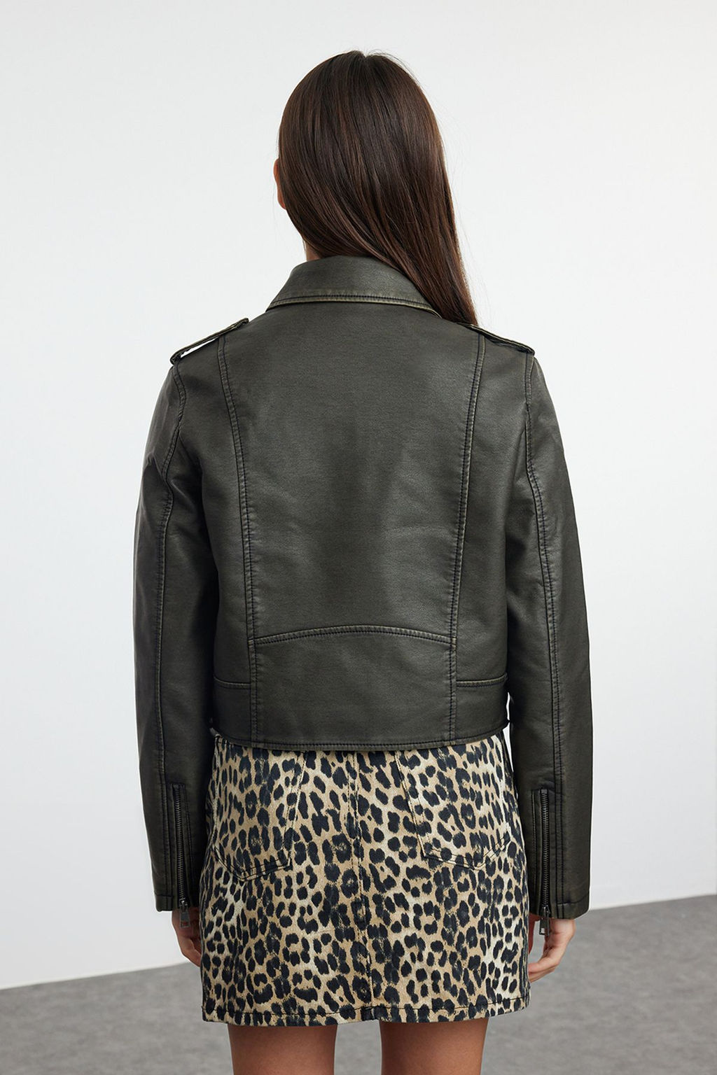 Trendyolmilla Antrasit Eskitme Detayl? Suni Deri Biker Ceket Mont TWOAW24MO00277  фото 5