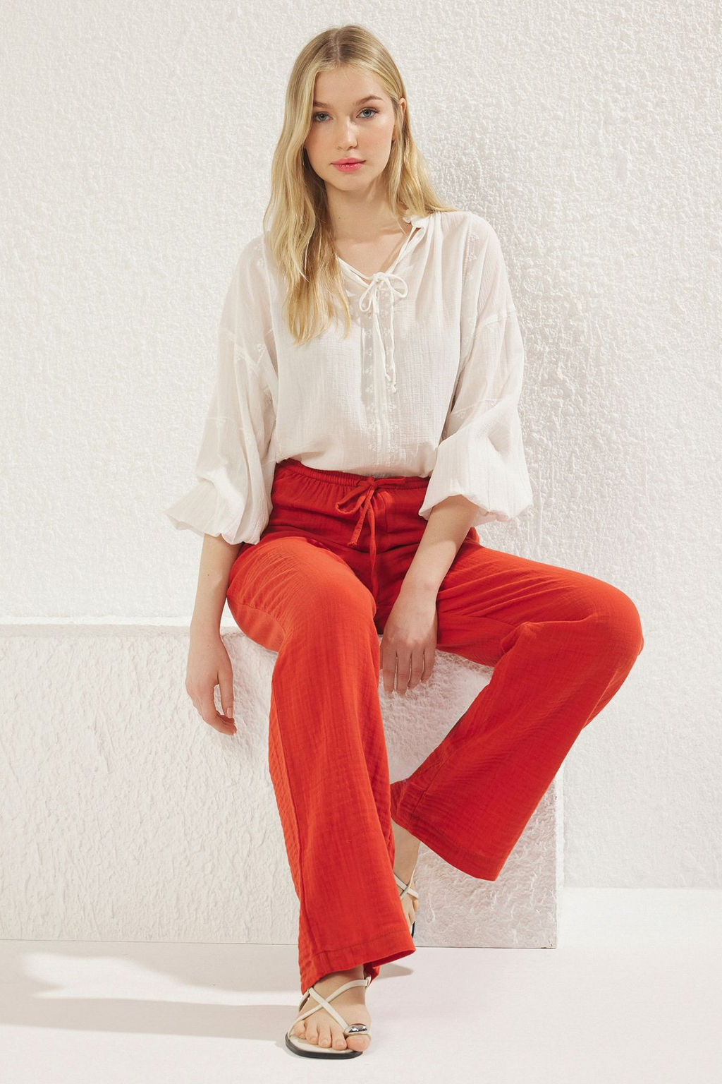 TRENDYOLMILLA Koyu K?rm?z? Muslin Beli Lastikli Yuksek Bel Wide Leg/Genis Paca Dokuma Pantolon TWOSS25PL00067 фото 7