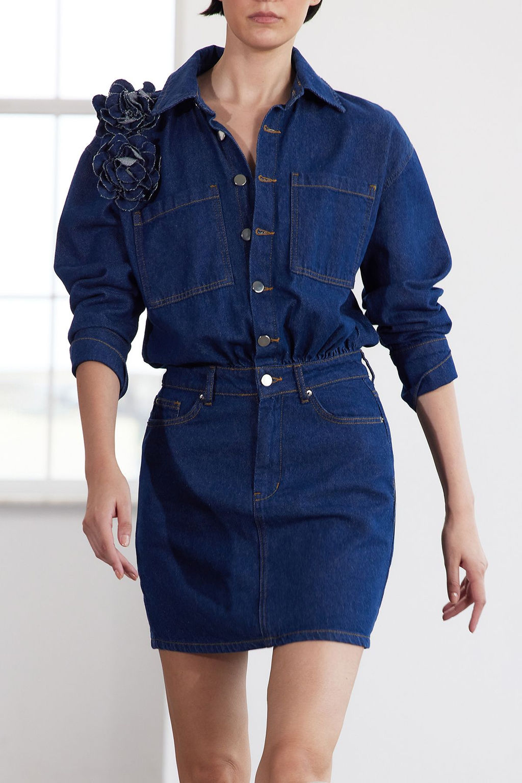 TRENDYOLMILLA Limited Edition Mavi Gul Detayl? Mini Denim Gomlek Elbise TWOAW25EL00396  фото 2