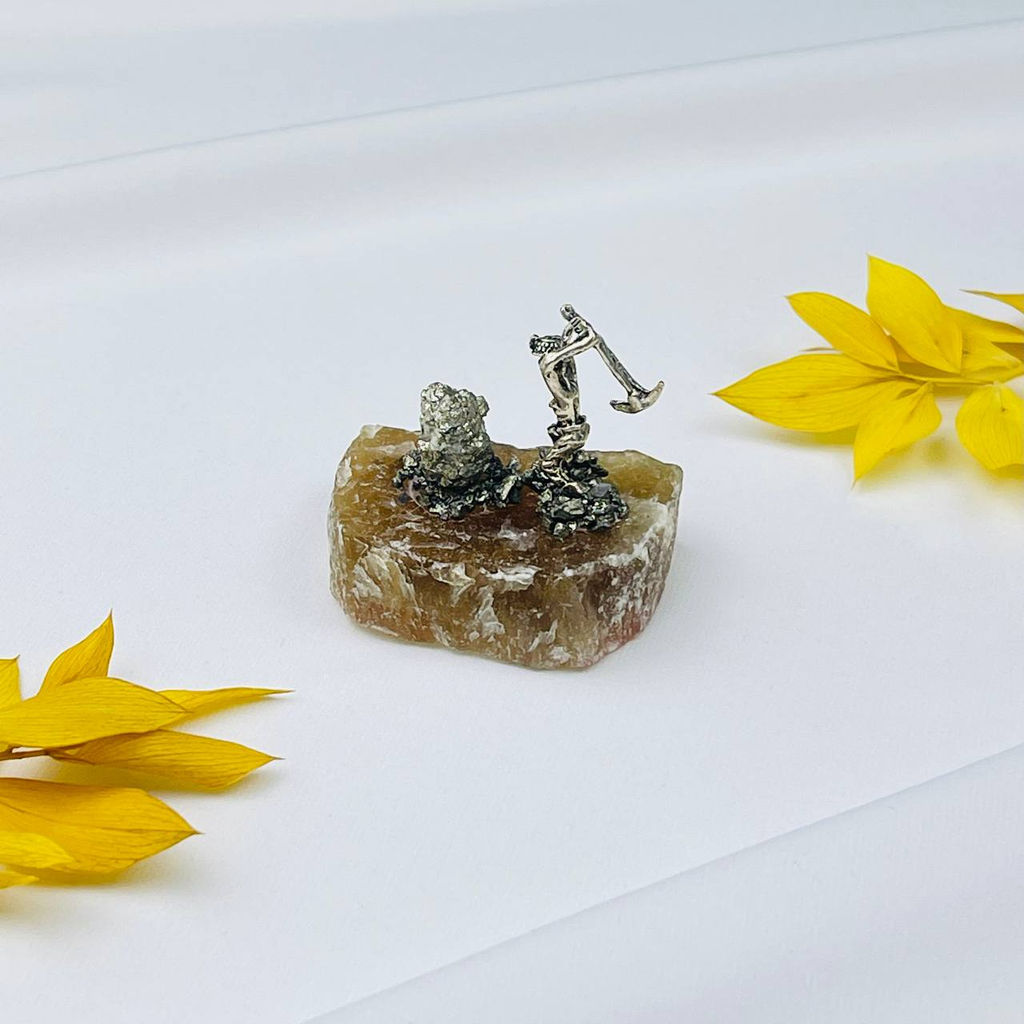 Фигурка Старатель на Флюорите с Пиритом
