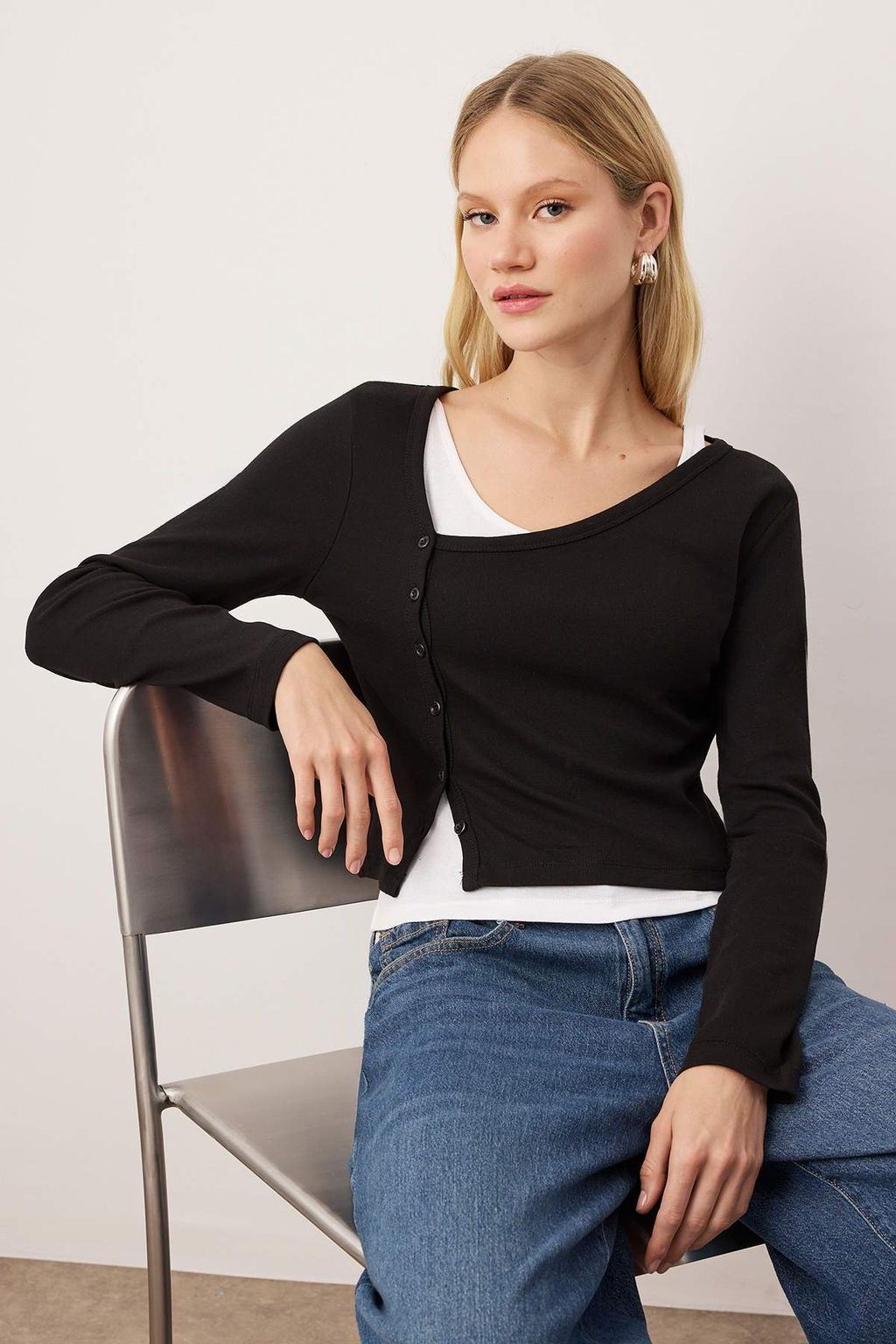 Siyah Cift Gorunumlu Asimetrik Yaka Dugmeli Vucuda Oturan Esnek Orme Bluz TWOAW26BZ00042