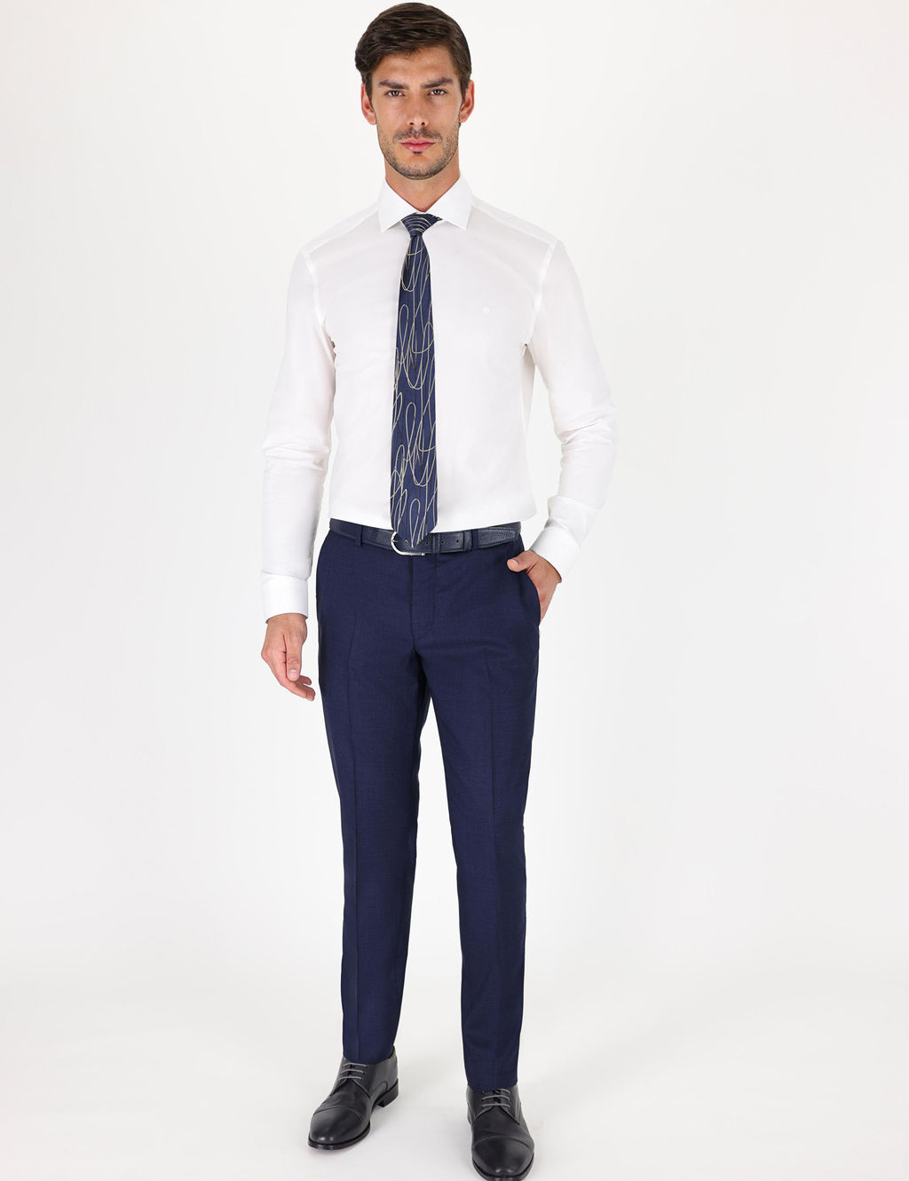 Белая базовая рубашка приталенного кроя с длинным рукавом