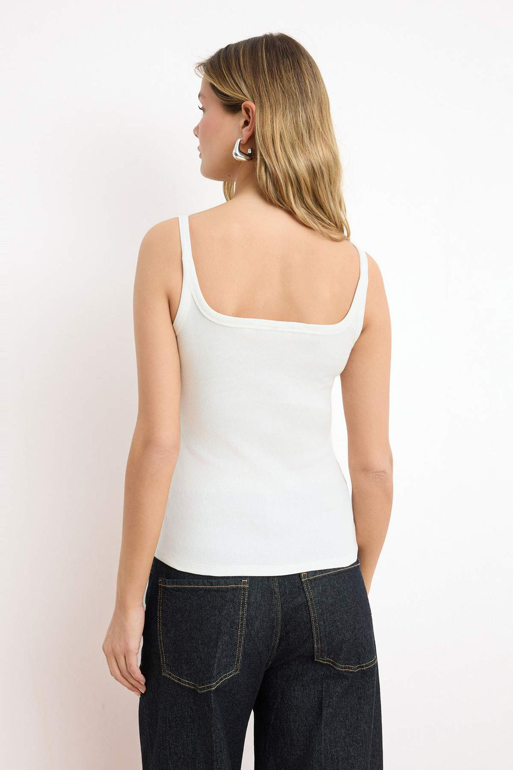 Beyaz Fitted/Vucuda Oturan Kare Yaka Kal?n Ask?l? Kolsuz Fitilli Esnek Orme Atlet TWOSS26AL00014 - Trendyolmilla фото 4