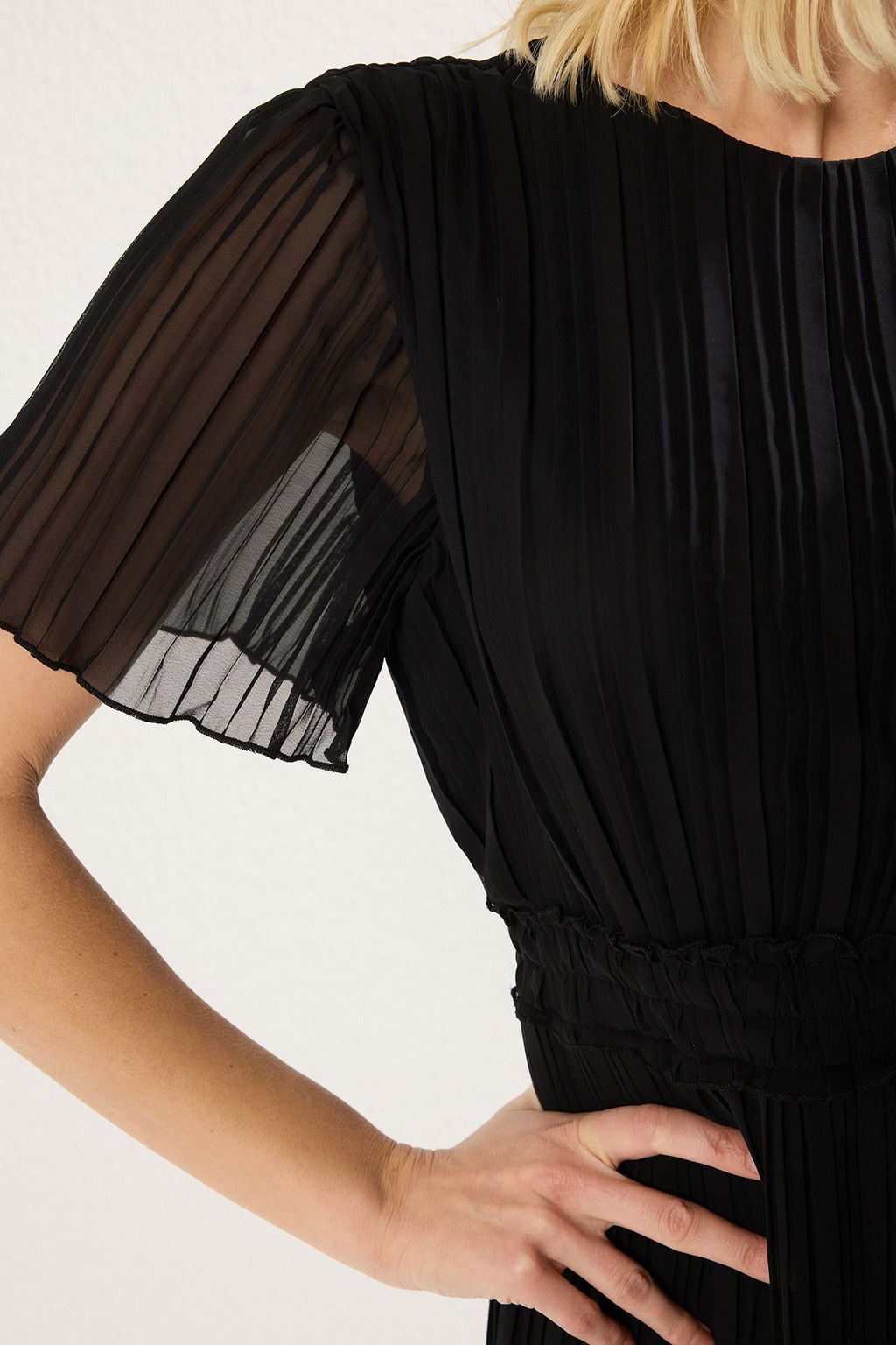 Siyah Piliseli Astarl? Sifon Ucus Ucus Dokuma Mini Elbise TWOSS25EL00119 - Trendyolmilla фото 4