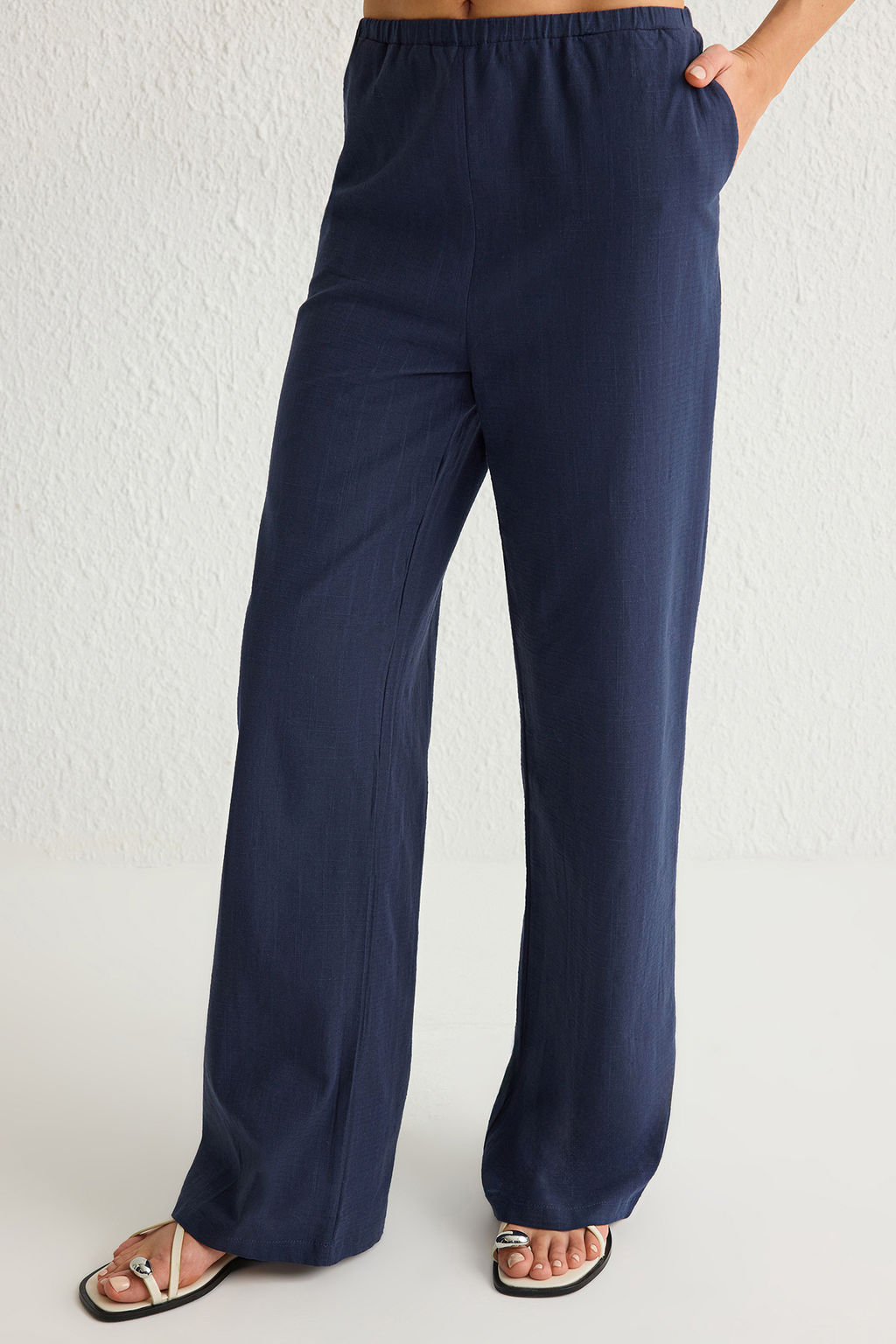 Lacivert Fiyonklu Keten Gorunumlu Bluz Ve Wide Leg Pantolon Dokuma Alt-Ust Tak?m TWOSS25AU00034