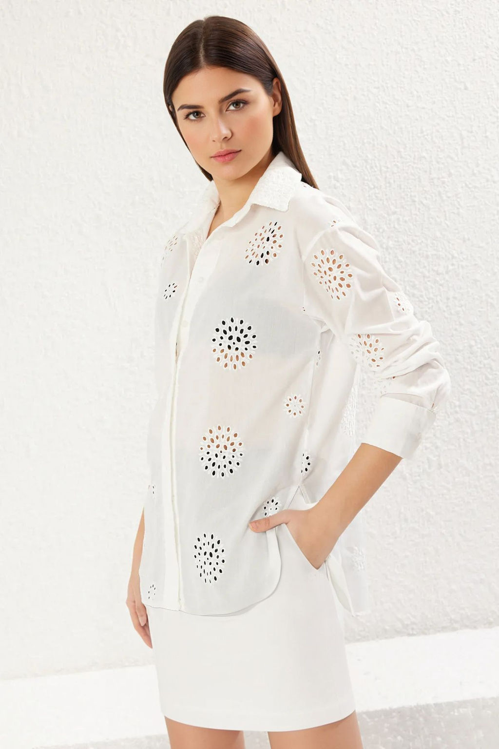 TRENDYOLMILLA Beyaz Brode Nak?s Detayl? Oversize Genis Kal?p Dokuma Gomlek TWOSS25GO00028