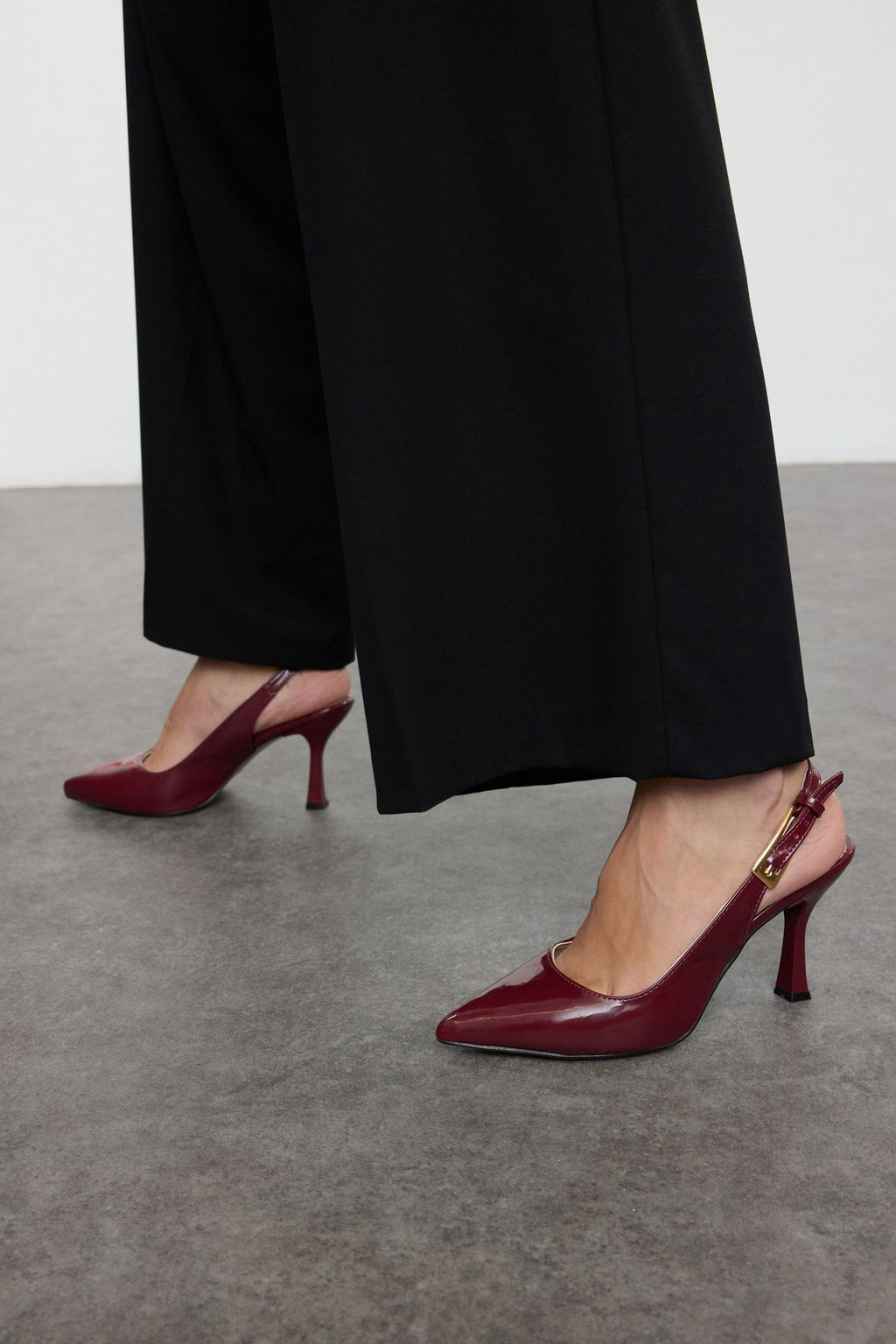 Bordo Alt?n Tokal? Sivri Burun Kad?n Arkas? Ac?k Ince Topuklu Ayakkab?
TAKAW25TO00006