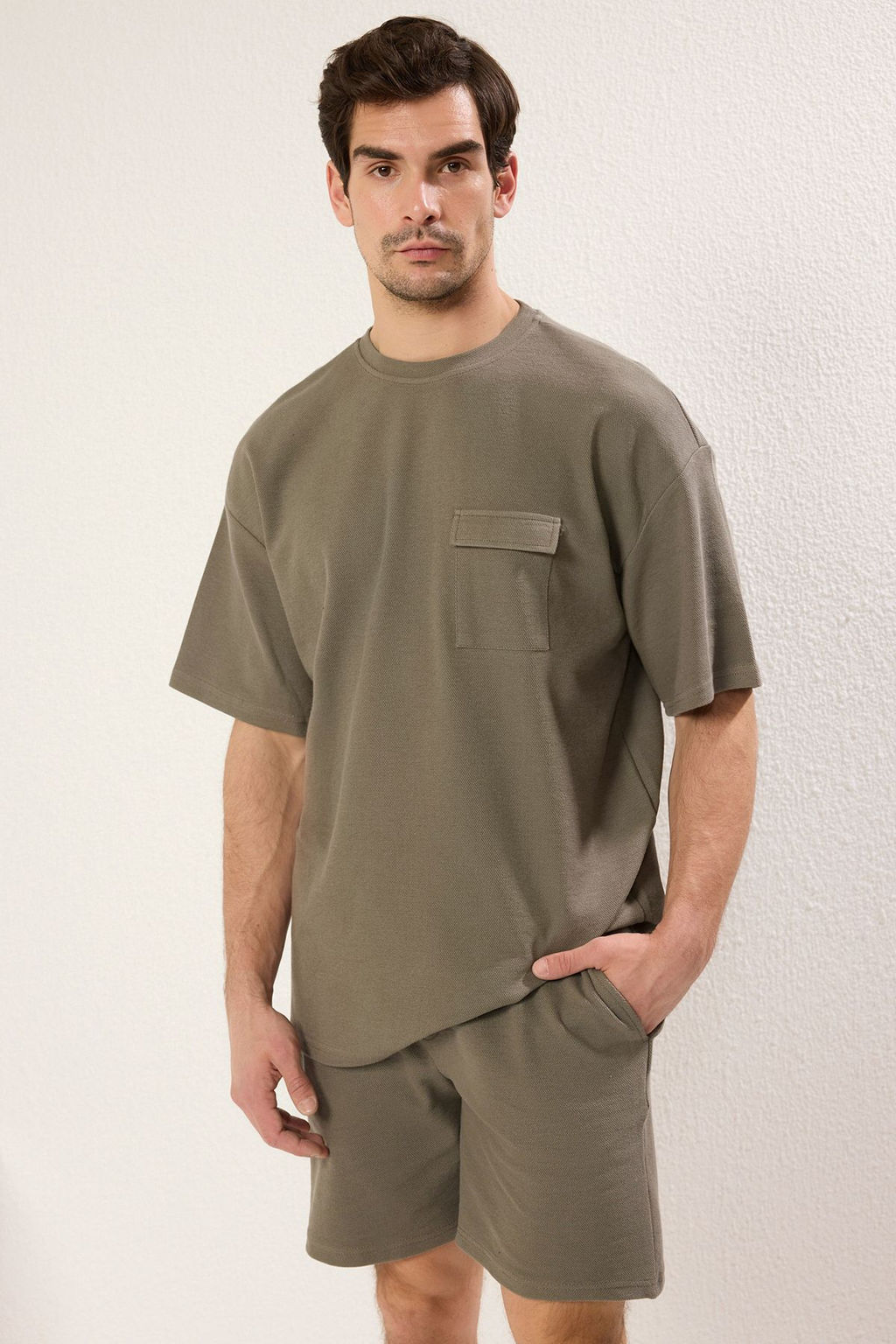 Haki Oversize/Genis Kesim Dokulu Cep Detayl? K?sa Kol T-shirt TMNSS25TS00061