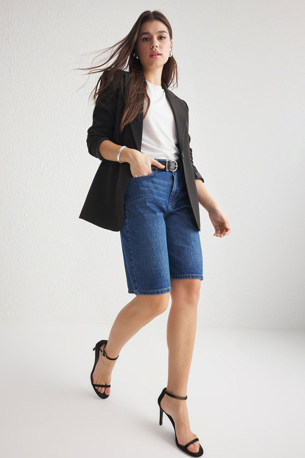 TRENDYOLMILLA Siyah Yuksek Bel Denim Bermuda TWOSS25SR00017  фото 2