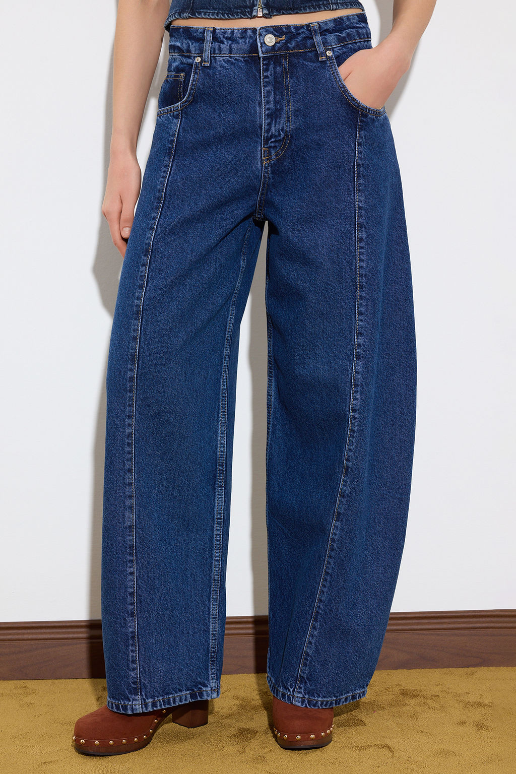 Mavi DOKUMLU Tencel Kar?s?ml? Dikis Detayl? Yuksek Bel Baggy Jeans TWOSS26JE00008 - Trendyolmilla фото 5