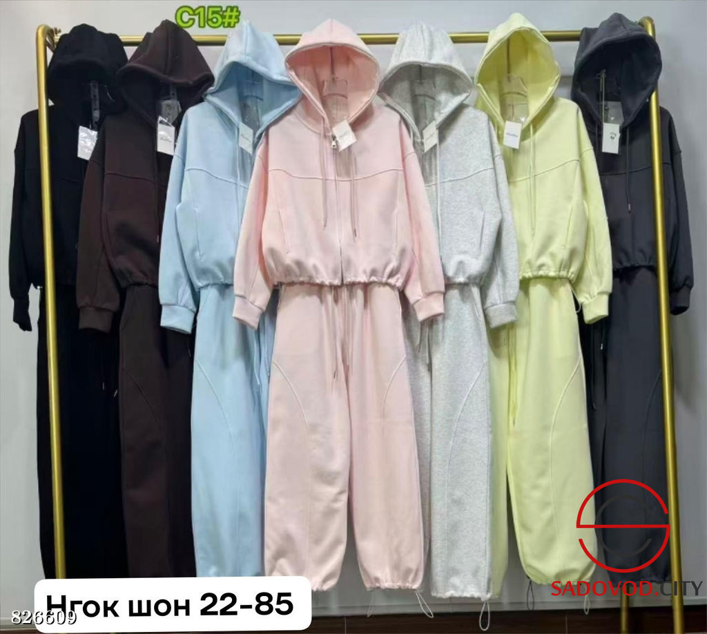 Спортивный женский костюм