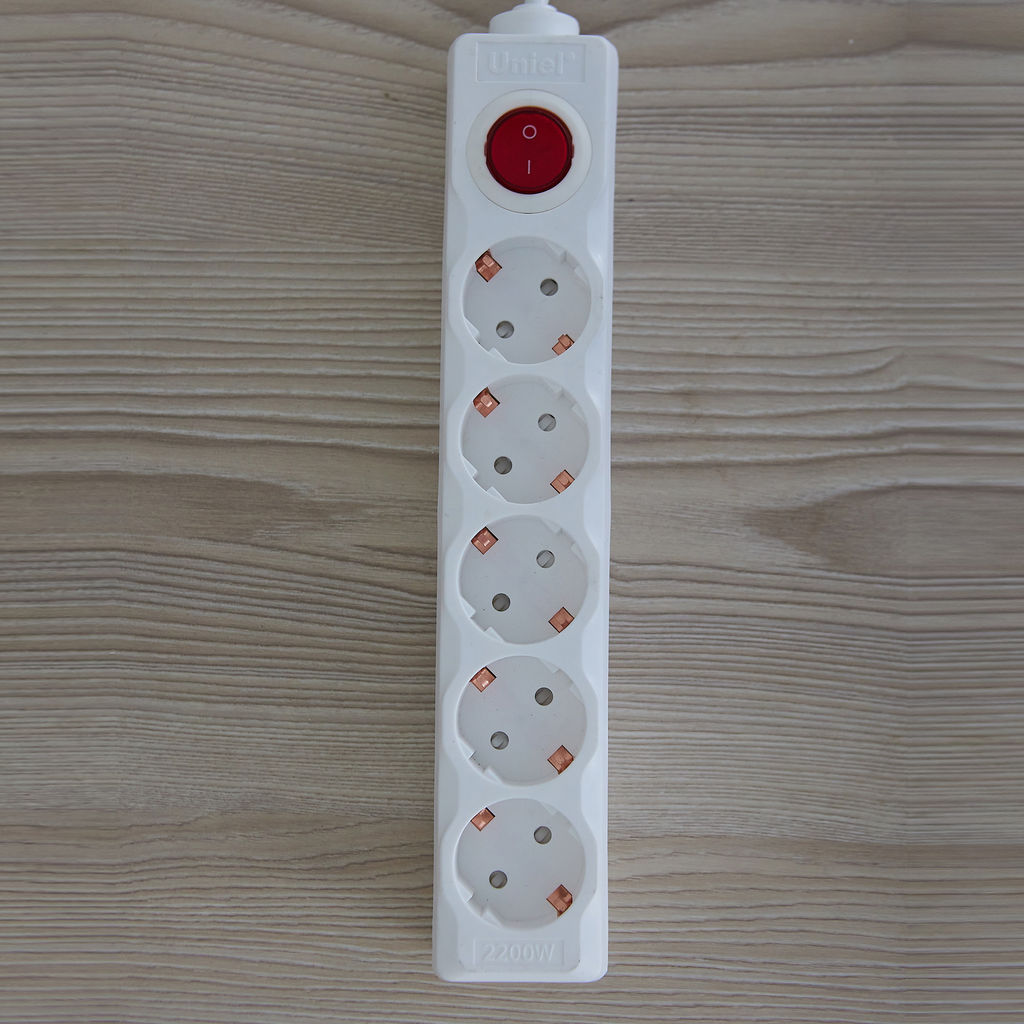 S-GSU5-5 WHITE Cетевой фильтр серии Universal, 5м (Пвс 3*0,75), 5 гнезд, с/з. 10А. Защита от перенапряжения, короткого замыкания. TM Uniel.