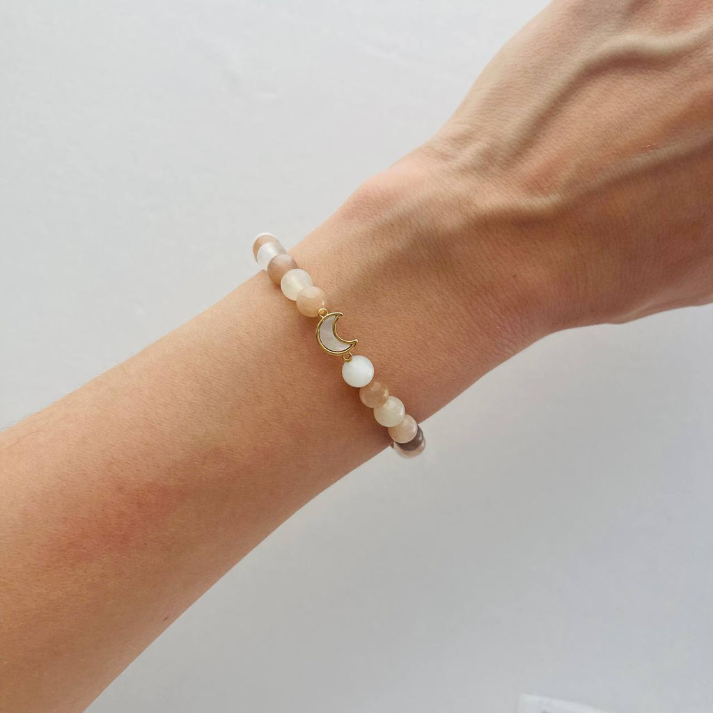 Браслет из Лунного камня микс с перламутровой вставкой "Месяц" 18 см