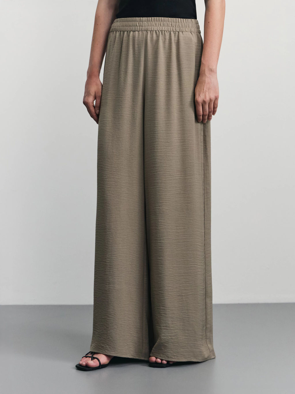Брюки-палаццо с эластичным поясом из жатой ткани / Zarina  фото 3