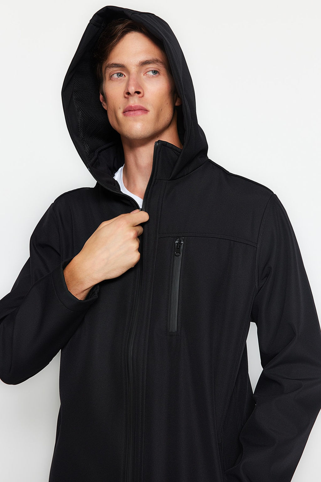 TRENDYOL MAN Siyah Regular Fit Kapusonlu Outdoor Softshell K?sl?k Parka Mont TMNAW24MO00024