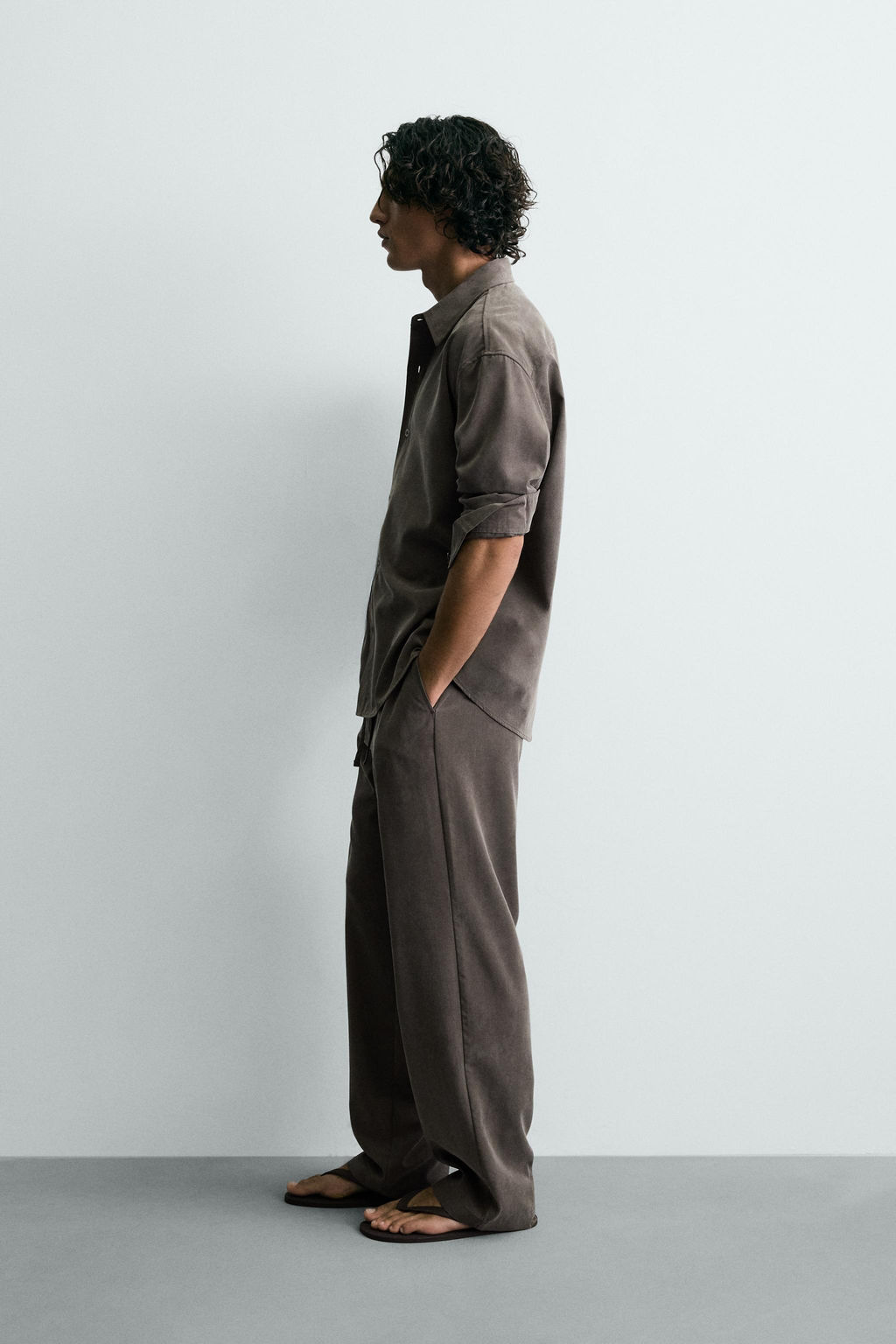 PANTAL?N FLUIDO RELAXED FIT / marron-vison - Zara фото 4