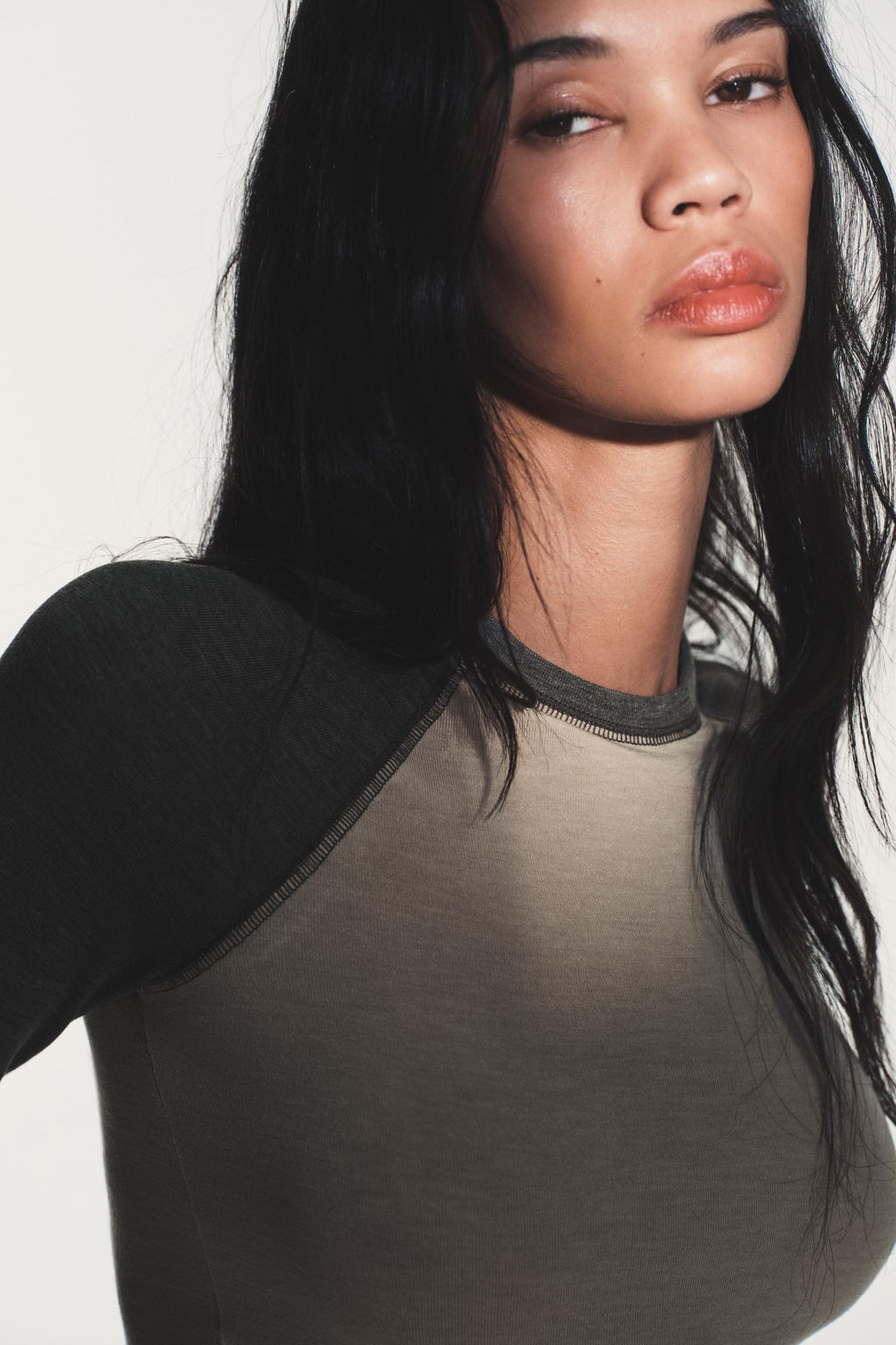 CONTRAST RAGLAN SLEEVE T-SHIRT - Zara фото 4