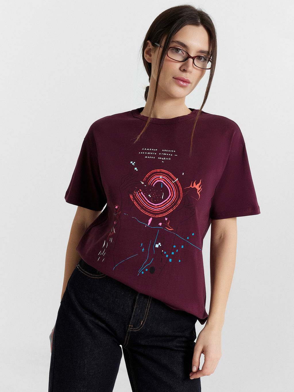 Футболка женская с принтом и надписью ладонью коснусь ласкового огонька...