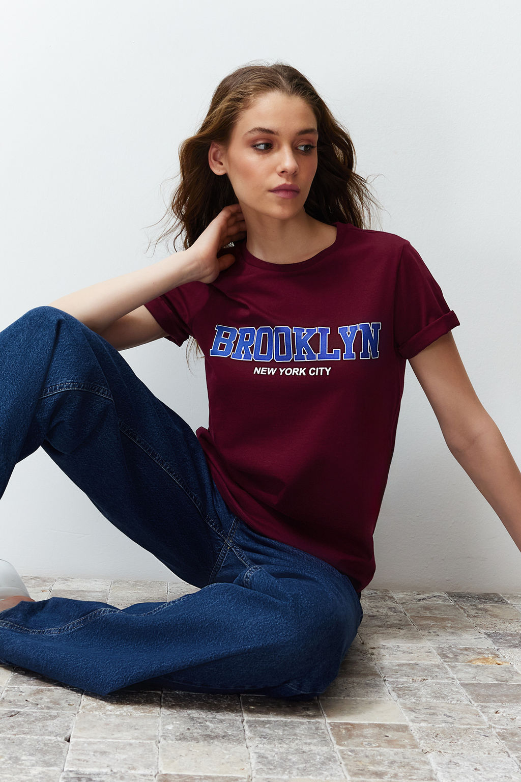 TRENDYOLMILLA Bordo %100 Pamuk Slogan Bask?l? Regular/Normal Kesim Orme T-Shirt TWOSS24TS00138
