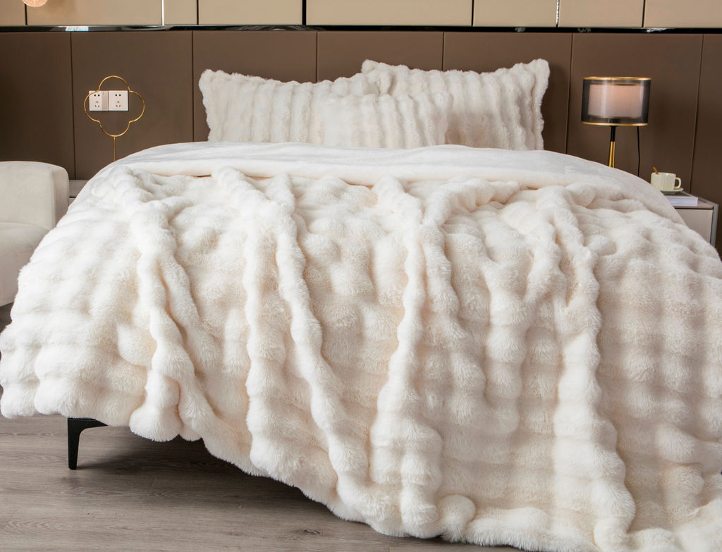 Покрывало декоративное Buffy Premium (молоко)