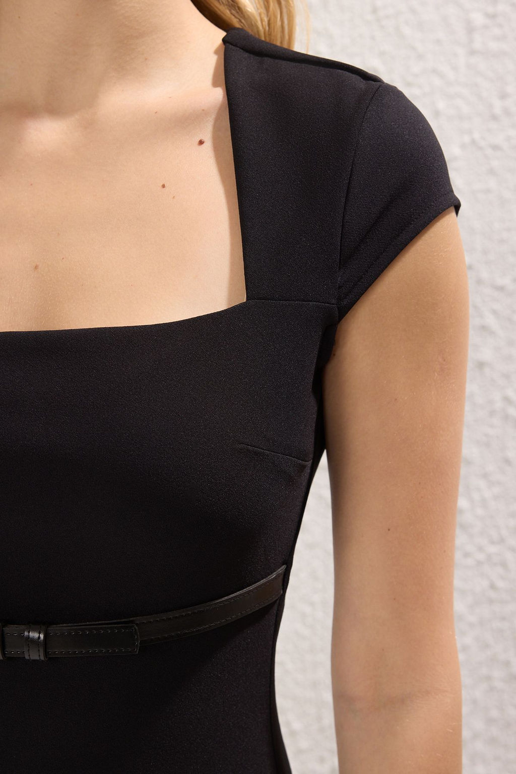 Siyah Kemerli Duz Vucudu Saran Midi Dokuma Elbise TWOSS25EL00211