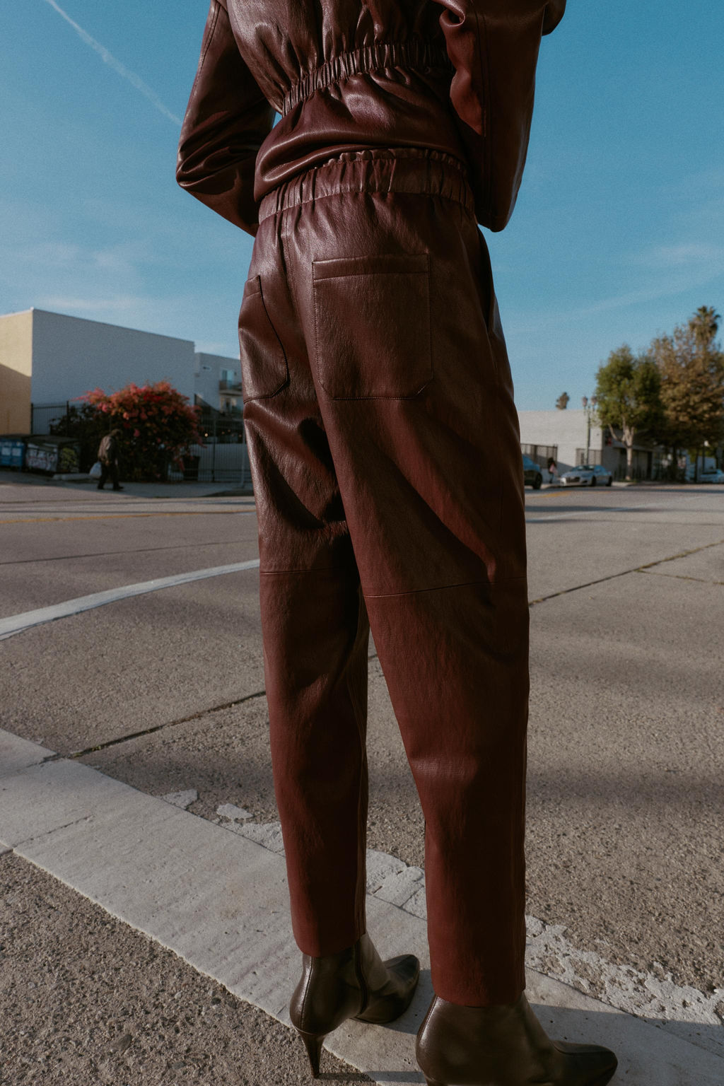 FAUX LEATHER TROUSERS WITH ELASTIC WAIST - Zara фото 4