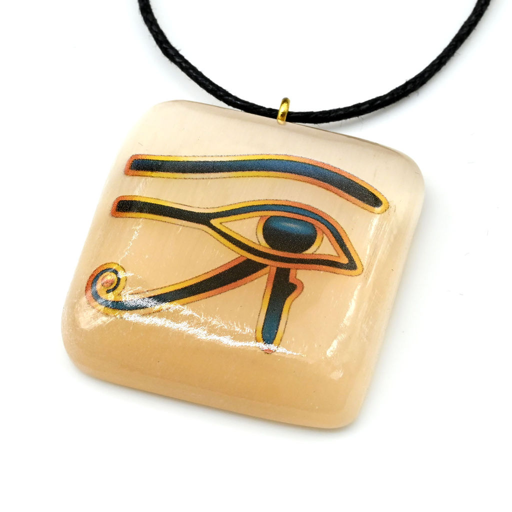 Кулон на шнурке из селенита Глаз Ра квадрат 35*35мм