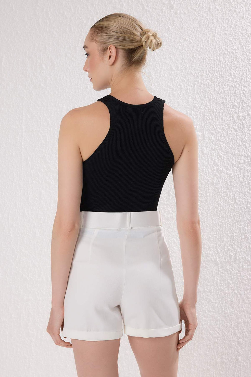 Beyaz Kemerli Regular Pamuklu Gabardin Sort & Bermuda TWOSS19IE0002