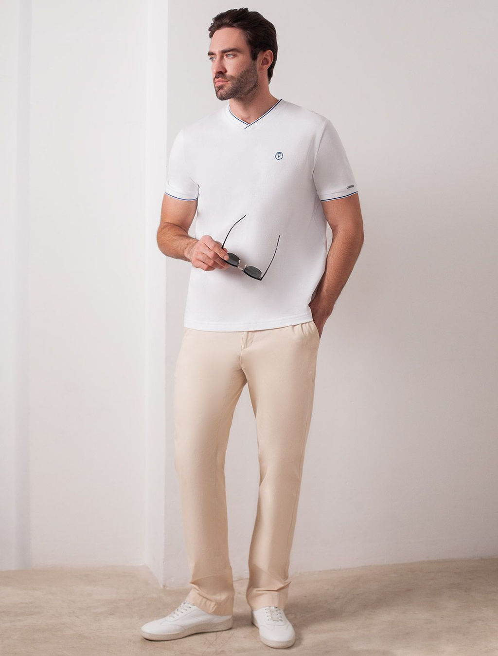 Футболка с V-вырезом из премиального хлопка с эластаном - Vilatte фото 5