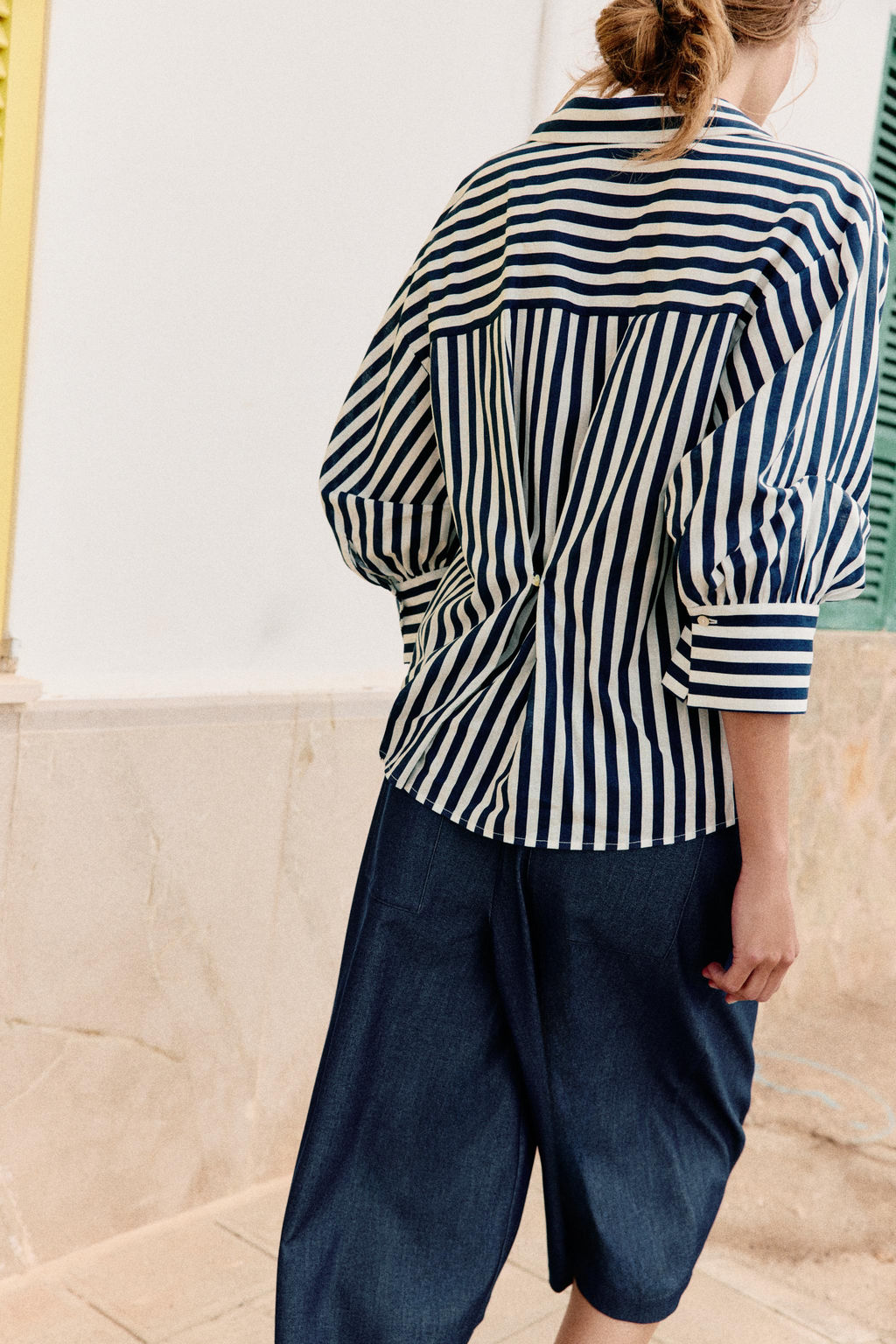 CAMISA CON LINO MANGA ABULLONADA / Azul / Blanco