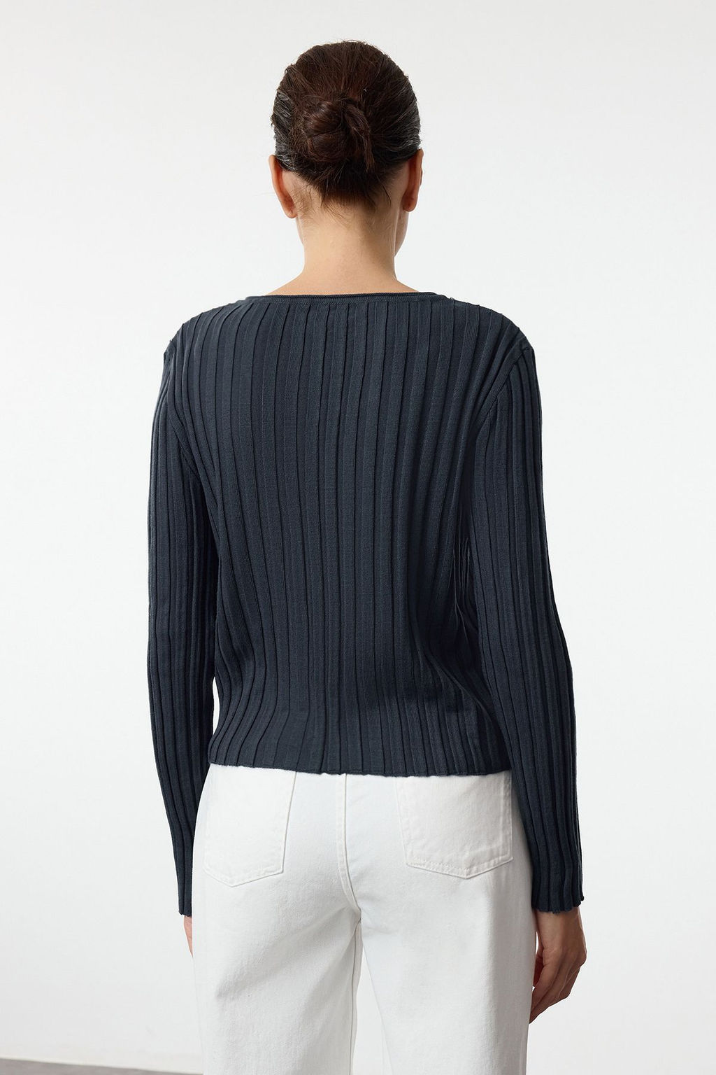 TRENDYOLMILLA Siyah Dugme Detayl? Triko H?rka TWOAW25HI00088  фото 5