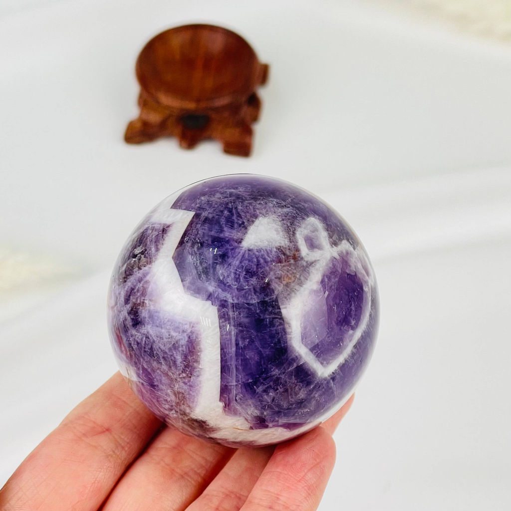 Шар из шевронного Аметиста на подставке