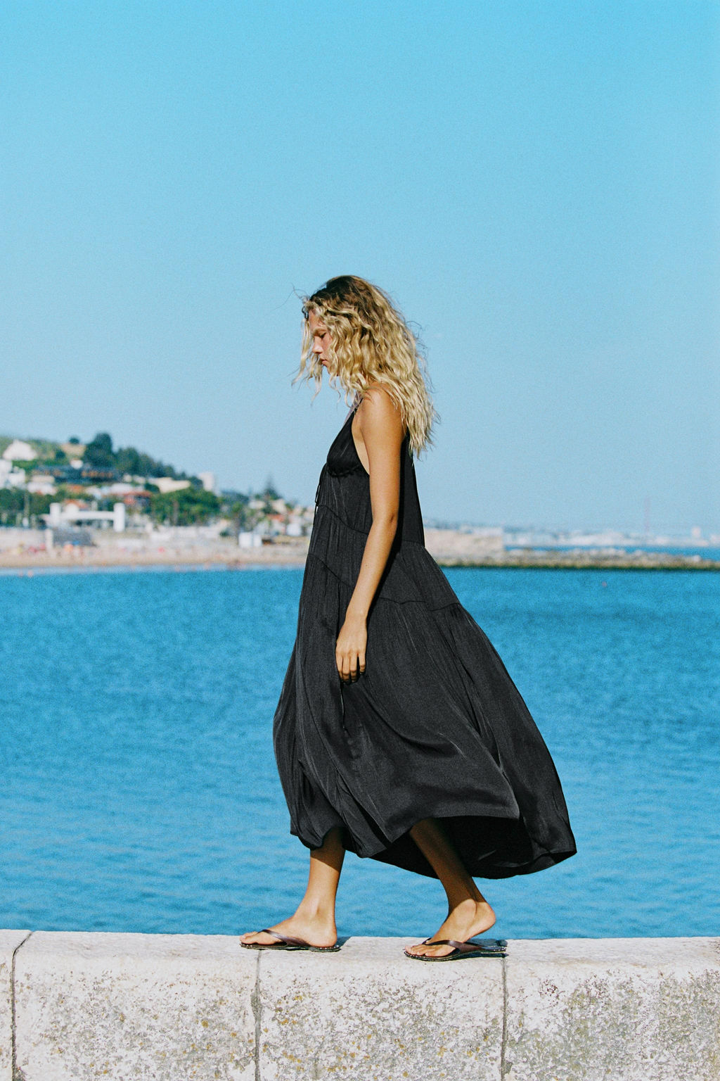 VESTIDO LARGO SATINADO FRUNCES / Negro - Zara фото 3