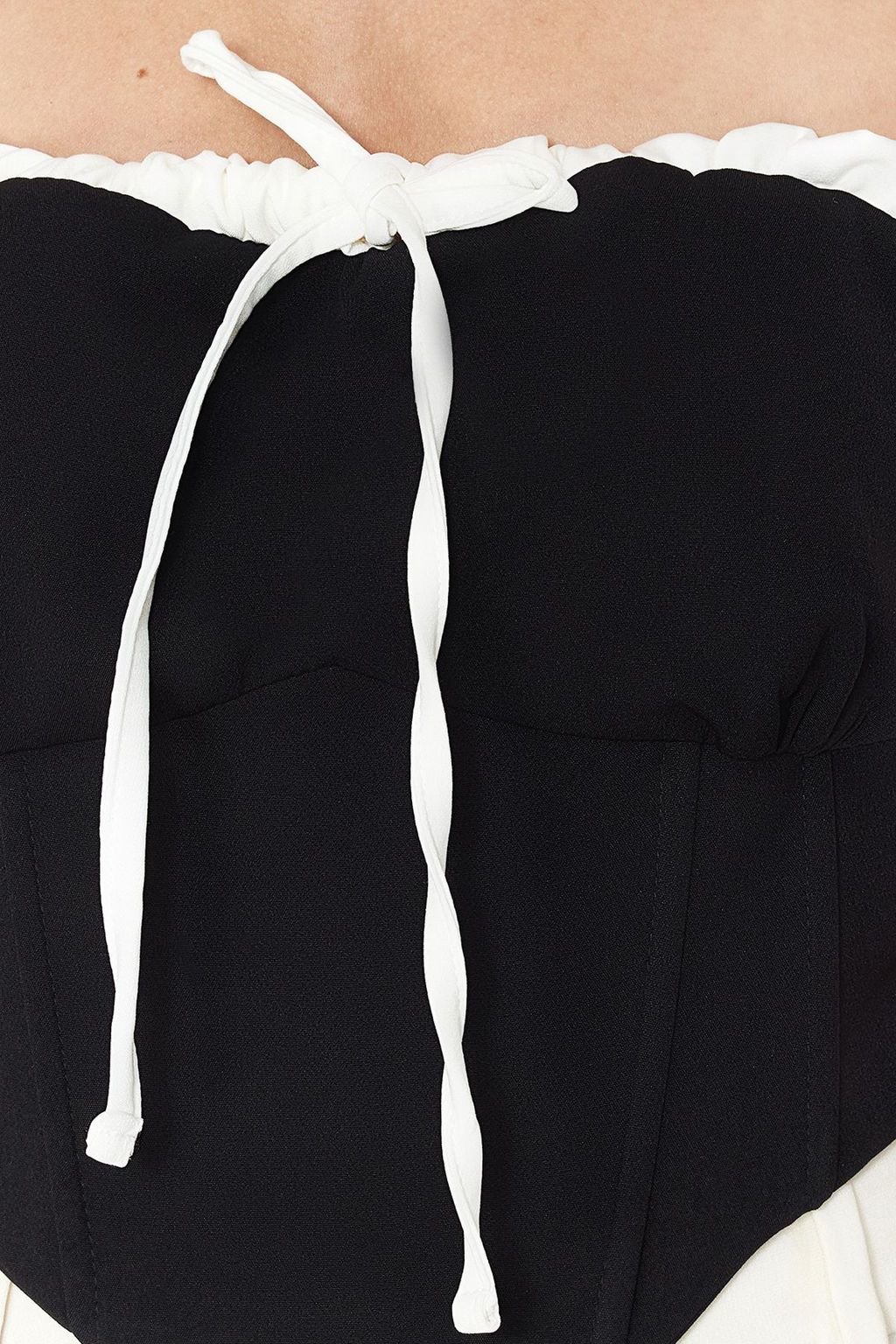 Siyah Baglama Detayl? Straplez Crop Dokuma Bluz TWOSS24BZ00607