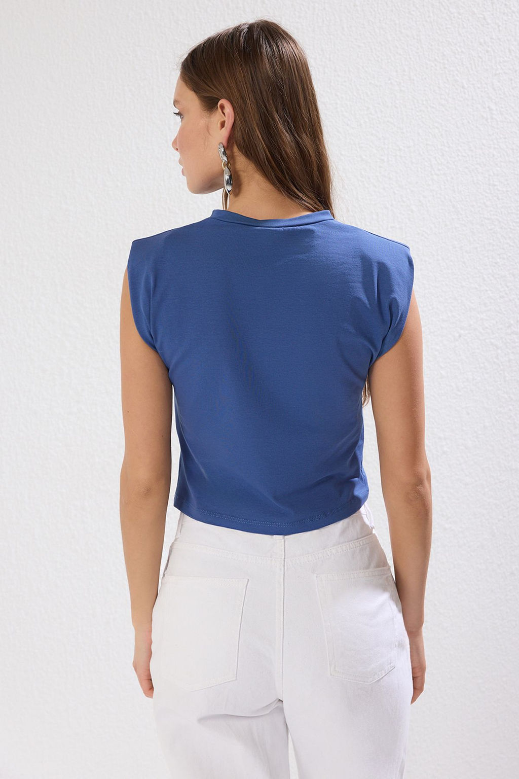 Trendyolmilla Siyah Vatkal? Fitted/Vucuda Oturan Bisiklet Yaka Crop Esnek Orme Bluz TWOSS23BZ00251  фото 11