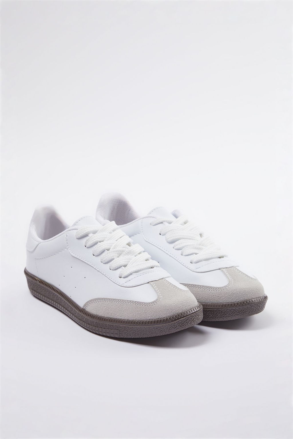 Beyaz Retro Bagc?kl? Kad?n Spor Ayakkab?
TAKAW25SN00005