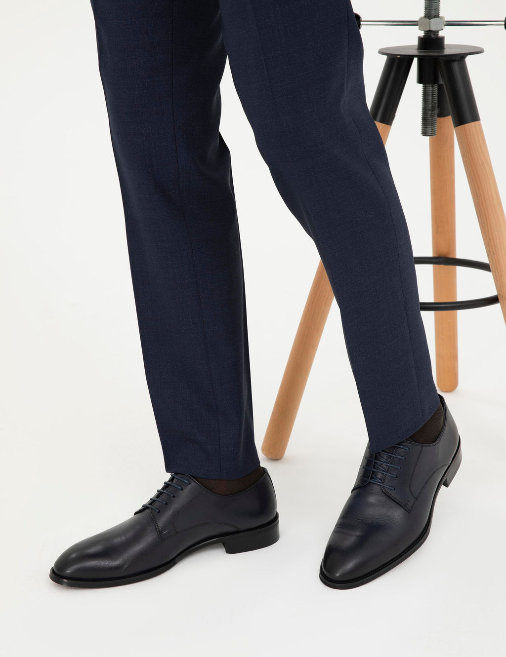 Темно -синие ботинки