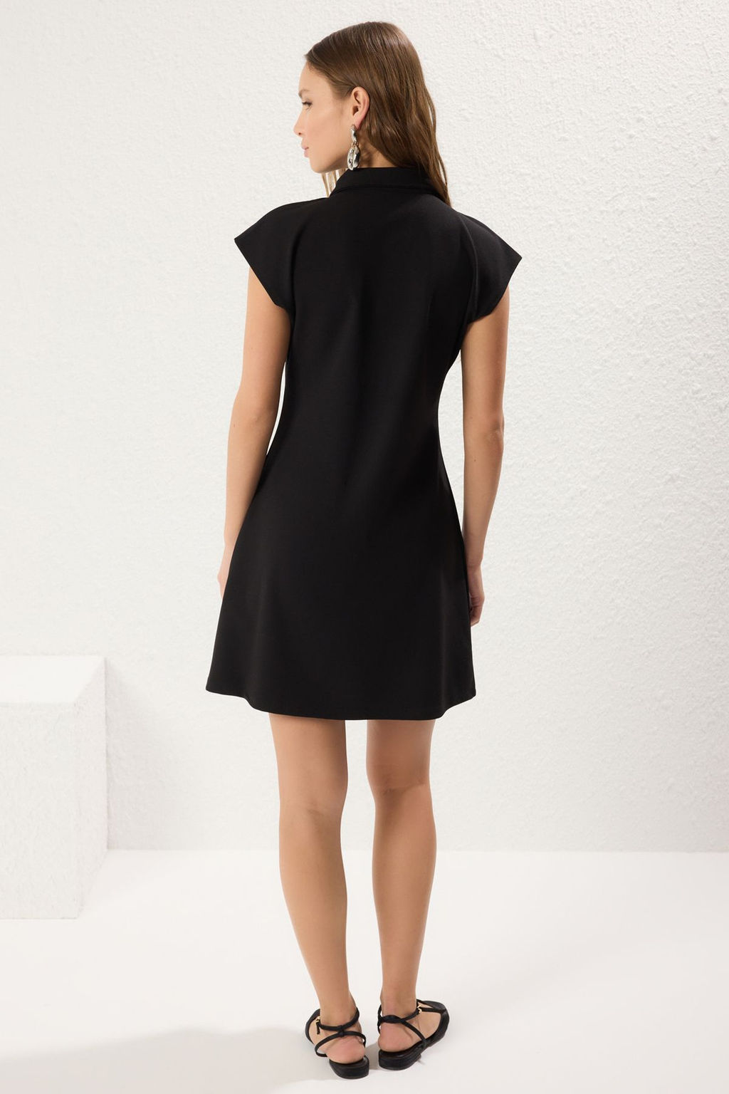 TRENDYOLMILLA Siyah Ay Kol Polo Yaka Fermuarl? Shift/Duz Kesim Mini Orme Elbise TWOSS25EL00375  фото 5