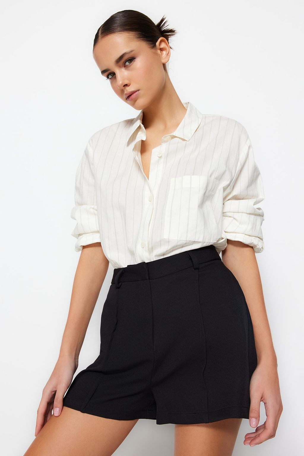 Siyah Nervur Detayl? Dokuma Sort TWOSS23SR00079