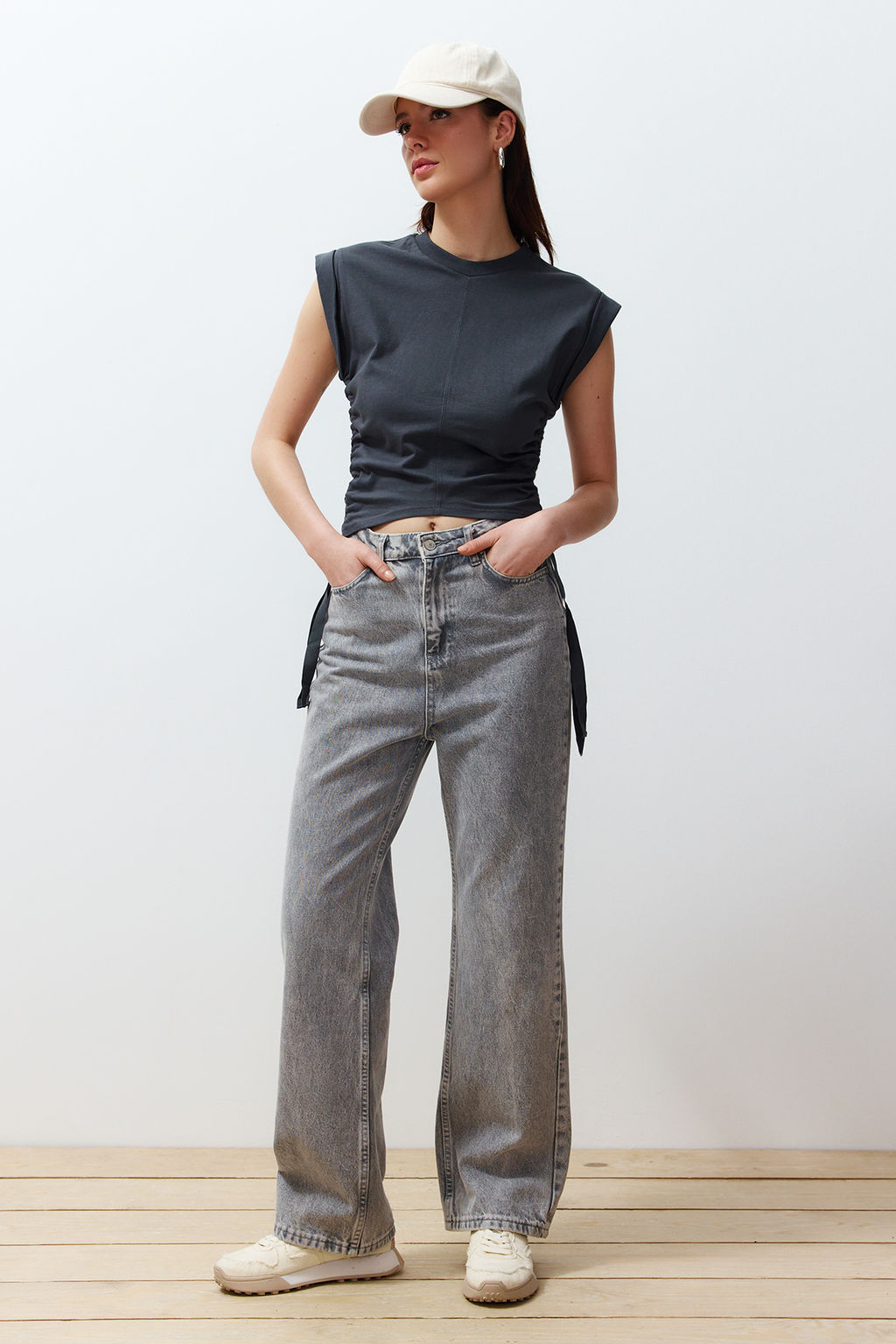 TRENDYOLMILLA Antrasit %100 Pamuk Buzgu Detayl? Crop Yarasa Kol Orme T-Shirt TWOSS24TS00026  фото 11