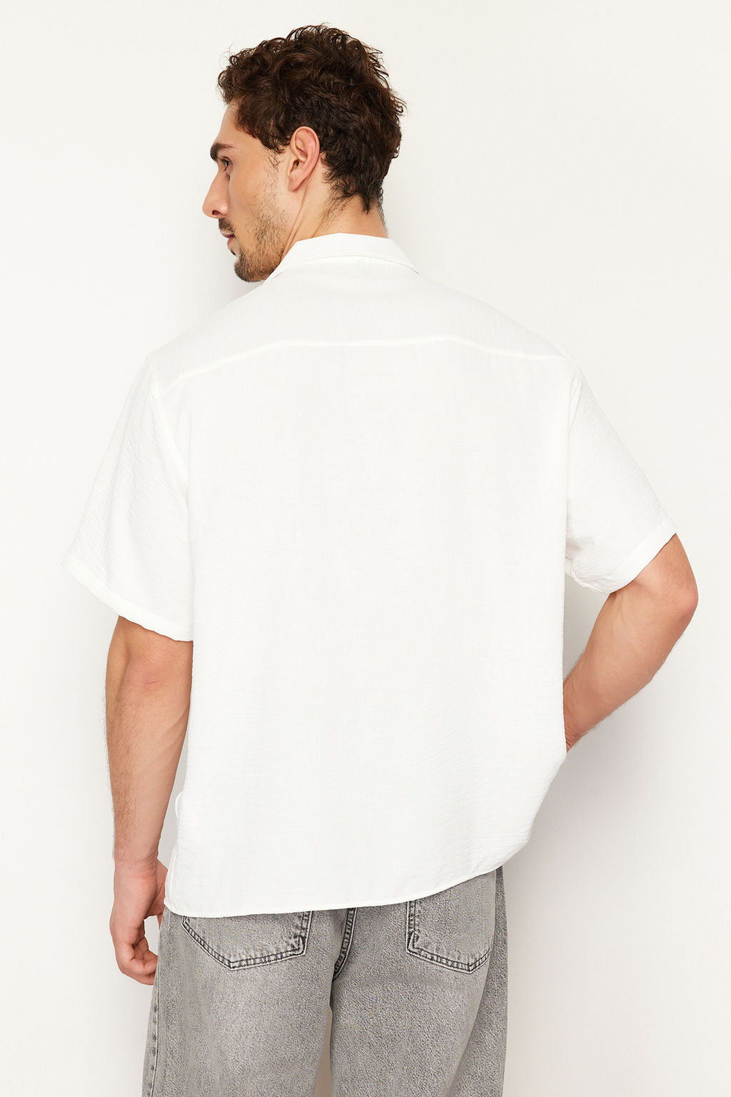 Beyaz Oversize Fit Yazl?k K?sa Kollu Keten Gorunumlu Gomlek TMNSS24GO00019