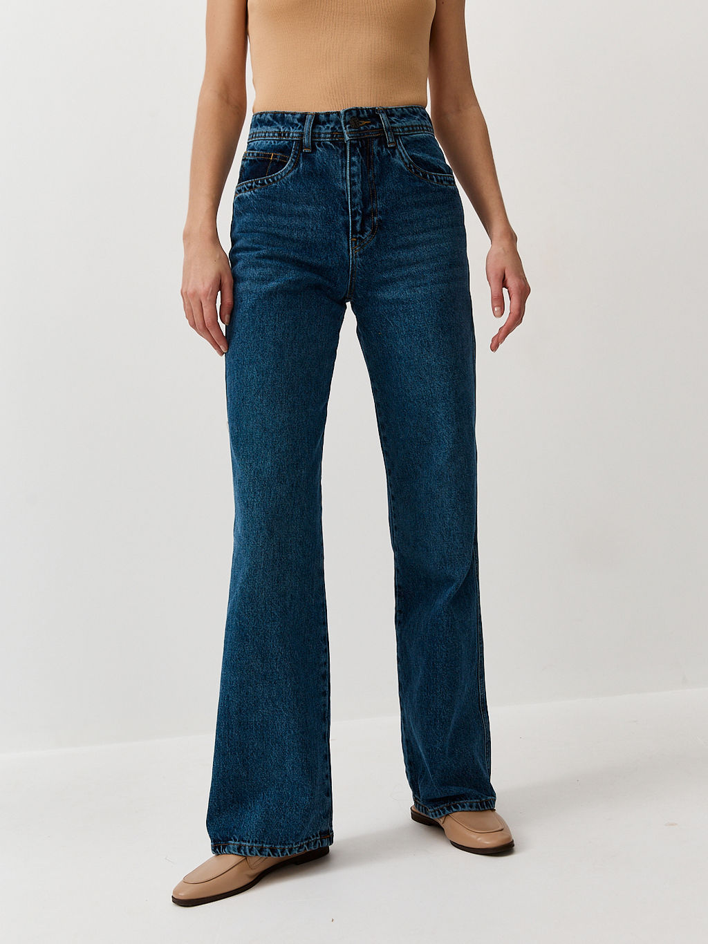 Прямые джинсы с высокой посадкой