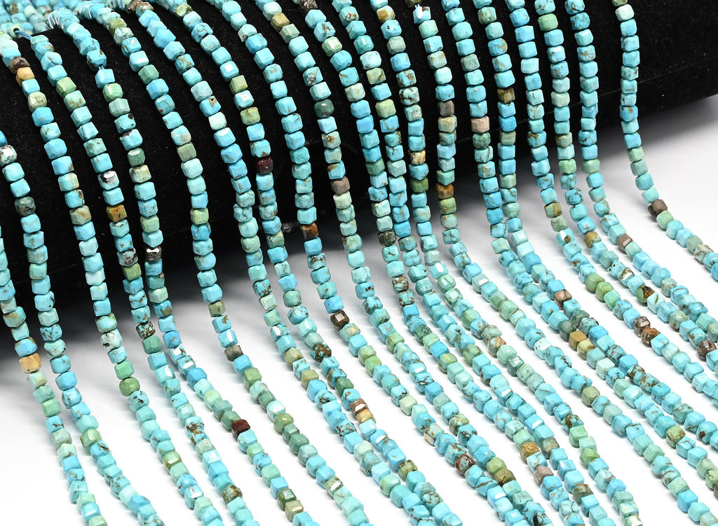 Бусины из бирюзы кубик гр.3мм, 39см, 124 бусин Радуга камня
