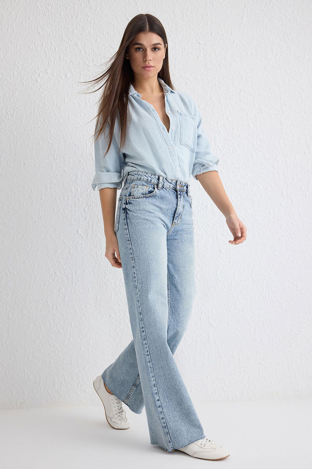 Ac?k Mavi Pacas? Kesikli Normal Bel Wide Leg Jeans TWOSS25JE00064