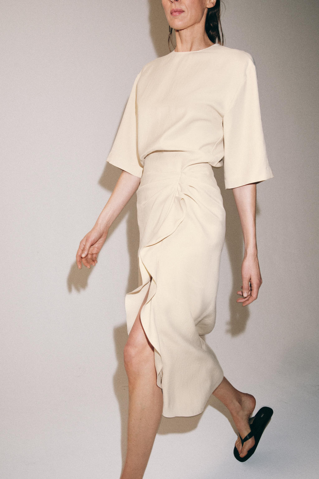 VESTIDO MIDI DRAPEADO ZW COLLECTION / Crudo medio - Zara фото 4